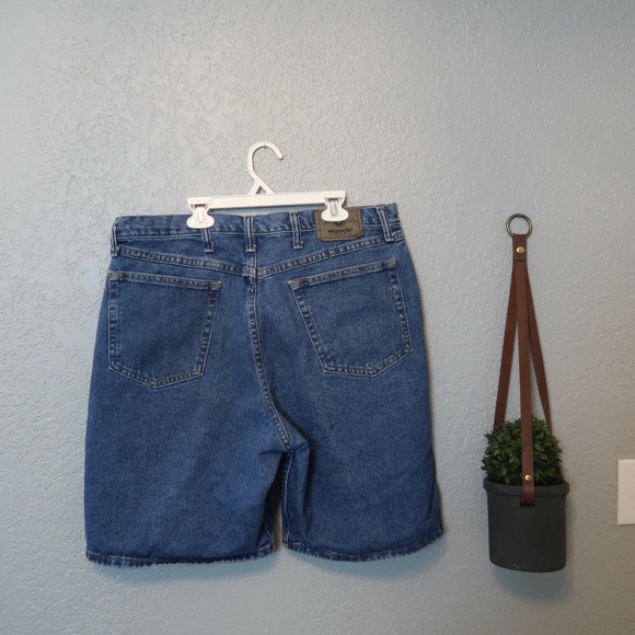 VINTAGE 90'S WRANGLER MEN'S JEAN SHORTS {36} - Picture 2 of 5